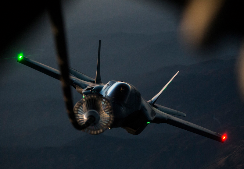 Illustration for article titled These Shots Of An F-35 Refueling At Dusk Over Edwards AFB Are Stunning